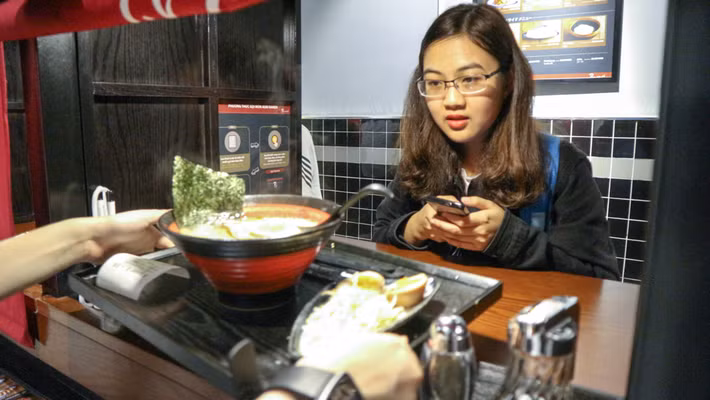 Sự háo hức của một bạn trẻ trước khi thưởng thức món mì Ramen trứ danh trong một không gian vô cùng đặc biệt.