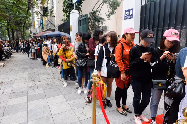 Có mặt tại số 26 phố Lý Thái Tổ nơi quán mì Ramen của Seungri đặt đại bản doanh, ngay từ sáng sớm đã có rất nhiều bạn trẻ xếp hàng với mong ước trở thành vị khách đầu tiên xông đất cửa hàng này.