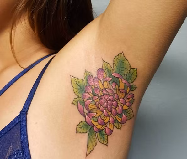 Xăm nghệ thuật ngày càng phổ biến trên thế giới, đặc biệt là giới trẻ năng động cá tính. Bên cạnh những vị trí xăm dễ nhìn như cổ tay, chân thì mốt xăm kín đang lên ngôi. Tuy nhiên, xăm dưới nách vừa qua đã trở thành trào lưu hot trong cộng đồng mạng mà chỉ nghe thôi đã thấy "thốn" toàn tập. Ảnh trong bài: Sưu tầm Facebook.