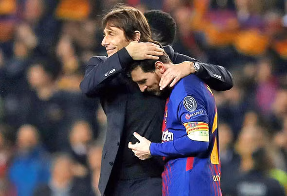 Tờ Marca cho hay, các cầu thủ Chelsea không khỏi cảm thấy bực mình trước cảnh HLV Conte đã chủ động tiến vào sân bắt tay, ôm cũng như trò chuyện với Messi. Ảnh: Marca