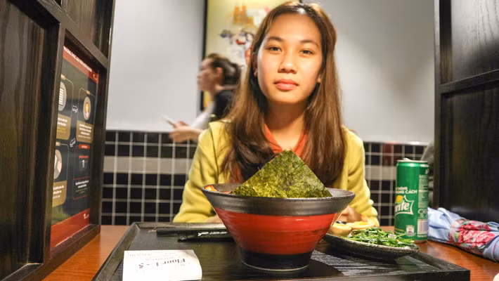Việc phục vụ chỉ từng 5-10 phút của Aori Ramen tại Hà Nội nhằm tránh tình trạng lộn xộn chen lấn của khách cũng như để đầu bếp chuẩn bị món ăn chu đáo.