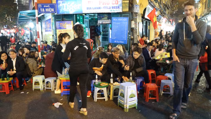 Các bạn trẻ vẫn thảnh thơi uống bia cùng bạn bè và sau đó họ sẽ ra hồ Gươm xem pháo hoa mừng năm mới.