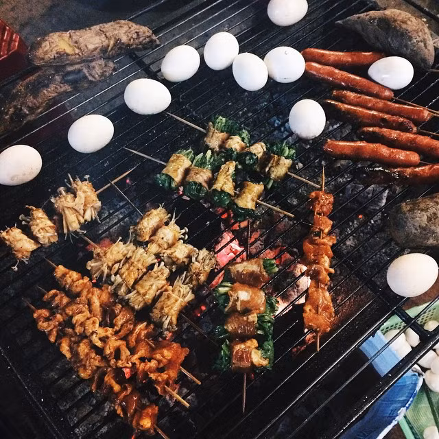 Sa Pa có kha khá món ngon để ăn, trong đó tiêu biểu có đồ nướng và lẩu cá hồi. Đồ nướng được xem là đặc sản gây thương nhớ của Sa Pa. Còn gì thú bằng trong tiết trời rét run khi nhiệt độ xuống còn 1 độ, thậm chí có tuyết mà được ngồi nhâm nhi những xiên đồ nướng vừa dứt lửa, còn đang nóng bỏng.