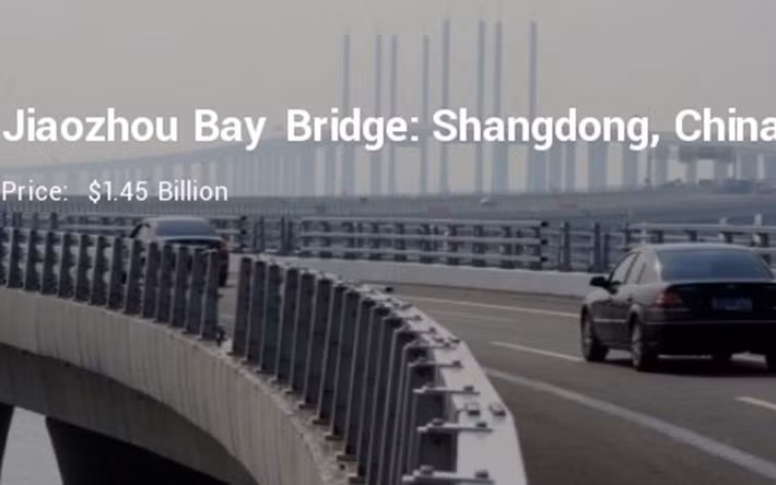 Cây cầu đắt giá này nằm ở Shangdong, Trung Quốc, dài 27 km. Chi phí xây dựng lên tới 1,45 tỷ USD, đây là cây cầu bắc qua sông dài nhất thế giới