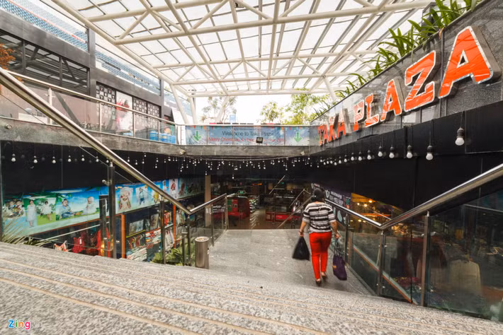 Với tổng diện tích tầng hầm rộng 11.000 m2, Sense Market dành hơn 6.000 m2 làm bãi đậu xe với sức chứa khoảng 150 ôtô và 600 xe máy, 5.000 m2 còn lại là chợ ẩm thực và mua sắm.
