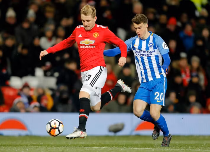 Chuyển nhượng bóng đá từ M.U, tương lai của Luke Shaw càng trở nên mờ mịt sau khi anh bị thầy Mourinho mắng xối xả, thay ra khỏi sân ngay sau khi kết thúc hiệp 1 trận gặp Brighton.