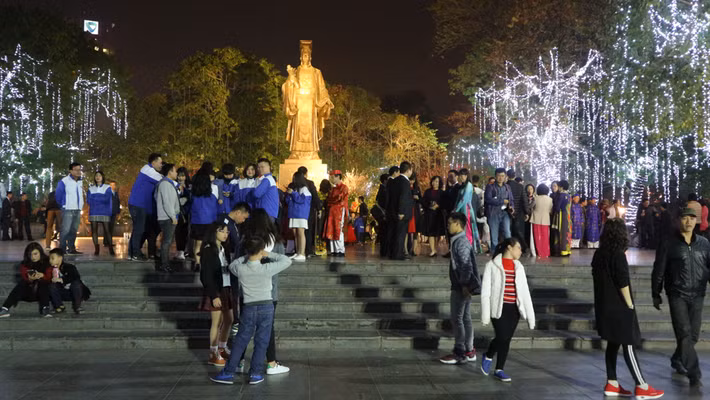 Năm mới Đinh Dậu 2017, TP Hà Nội không tổ chức bắn pháo hoa, vì thế vào thời khắc chuẩn bị bước sang năm mới Mậu Tuất 2018, người dân Thủ đô ùn ùn kéo đến các địa điểm có trận địa pháo hoa.