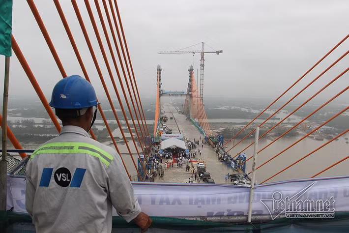 Đây là cây cầu “made in Việt Nam” thứ hai nhưng có kích thước lớn hơn do người Việt Nam thiết kế và thi công, trước đó là cầu dây văng Rạch Miễu nối hai tỉnh Tiền Giang và Bến Tre.