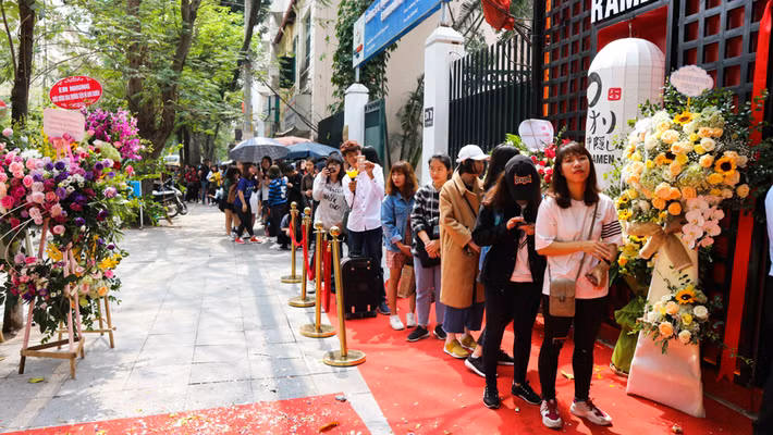 Theo chia sẻ của Minh Nhật (23 tuổi, Hà Nội) chia sẻ: "Một phần vì hâm mộ Seungri và muốn ủng hộ thương hiệu của thần tượng nên mình đã xếp hàng ở đây từ 6h sáng. Thêm nữa, mình cũng muốn thử xem mì Ramen nấu chuẩn vị ra sao lại trở nên món "quốc hồn, quốc túy" của Nhật Bản?".