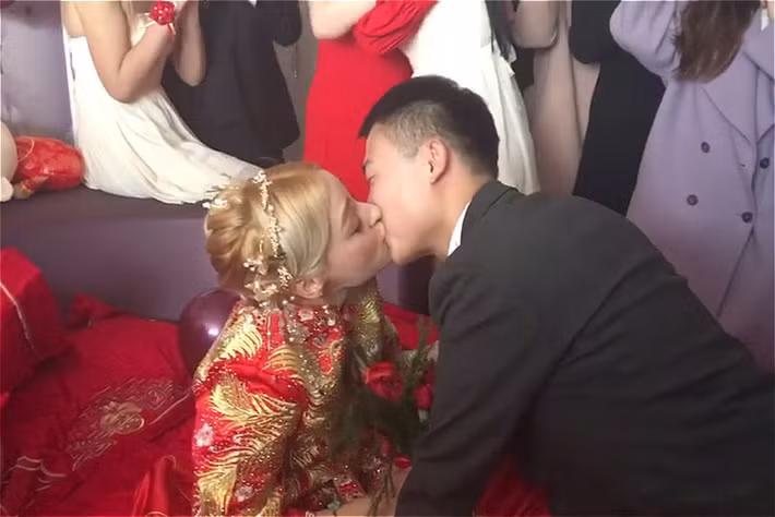 Hiện tại, hai người sinh sống tại quê hương chú rể ở tỉnh Sơn Tây, Trung Quốc. Đôi mới cưới cũng có dự định tới Ukraine và tổ chức hôn lễ theo phong cách nước này.