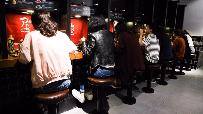 Theo tìm hiểu của PV Kiến Thức, các vị khách sẽ phải tới Aori Ramen thưởng thức mì hoàn toàn một mình. Mỗi vị khách sẽ được ngồi trong một quầy riêng biệt với một cửa sổ rất nhỏ chỉ để họ liên hệ với nhân viên phục vụ.