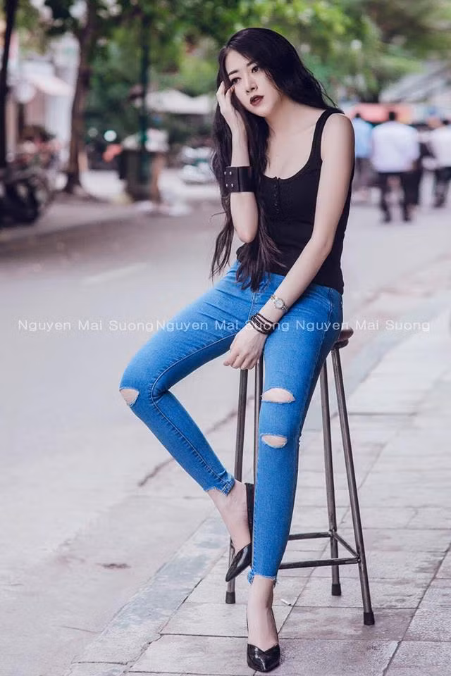 Khi diện nguyên cây đen, một chút biến tấu trên trang phục hoặc thu hút ánh nhìn vào những đôi giày… cũng góp phần không nhỏ để tạo điểm nhấn cho bộ đồ.