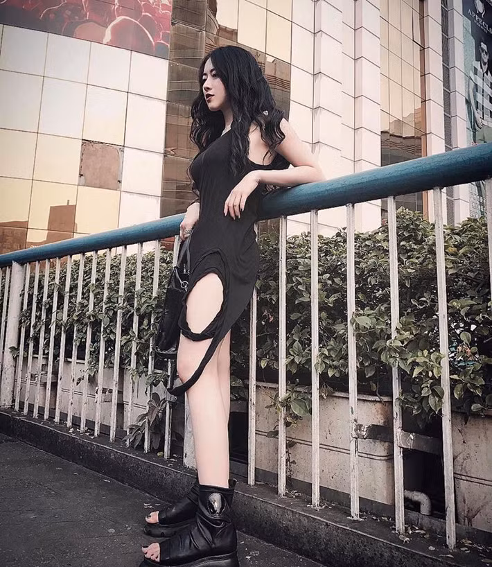 Mai Sương đã đặt tên cho phong cách của mình đó là all-black và nó bao trùm hầu hết mọi tính chất vốn có của những bộ hình thời trang của cô bạn người mẫu này.