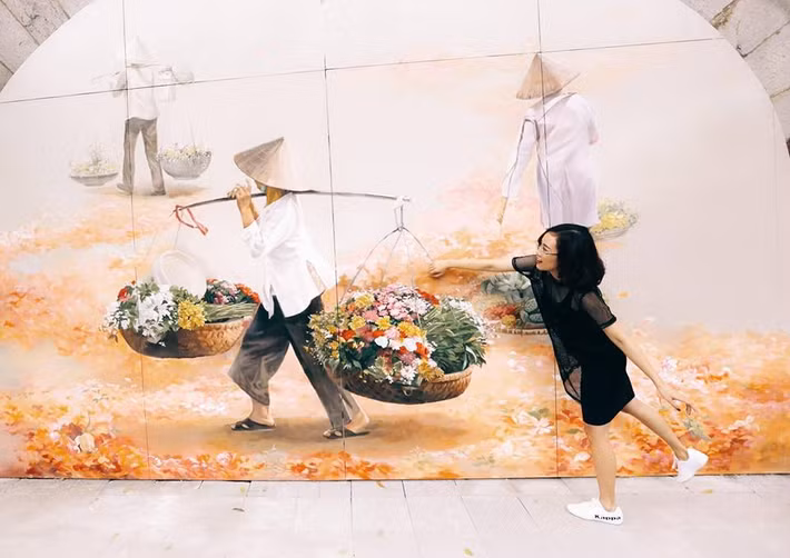 Sau những làng bích họa Tam Thanh tại Tam Kỳ, Quảng Nam, Quỹ giao lưu quốc tế Hàn Quốc - Korea Foundation lại tiếp tục kết hợp thực hiện dự án bích họa trên đường Phùng Hưng - Hà Nội dưới sự đồng ý và hợp tác của UBND Quận Hoàn Kiếm và TP Hà Nội. Ảnh trong bài: Lê Minh Sơn.