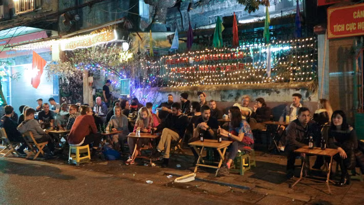 Du khách nước ngoài khá đông, rất háo hức chào đón giao thừa.
