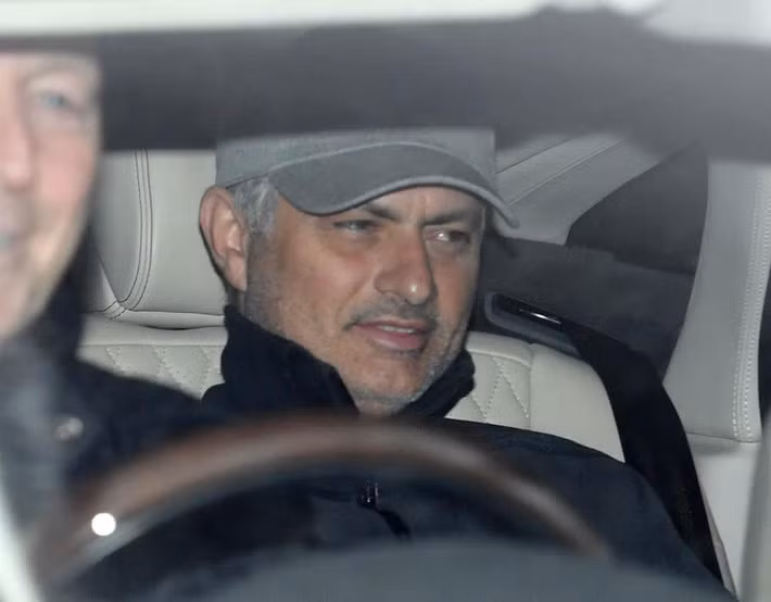 Theo Mirror, BLĐ PSG muốn nhân cơ hội Old Trafford đang bất ổn, đặt vấn đề mời Mourinho về thay thế HLV Unai Emery.