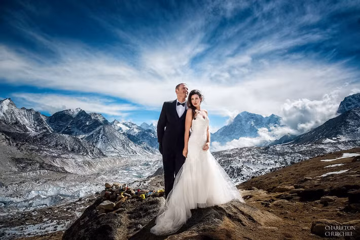 Vượt qua nhiều khó khăn, James Sissom (35 tuổi) và Ashley Schmieder (32 tuổi) mới có được đám cưới đơn giản, song vô cùng đáng nhớ trên đường lên đỉnh Everest Base Camp (ở độ cao hơn 5.000 m so với mực nước biển). Đầy là điểm đầu tiên cần phải vượt qua với những người muốn chinh phục đỉnh Everest.