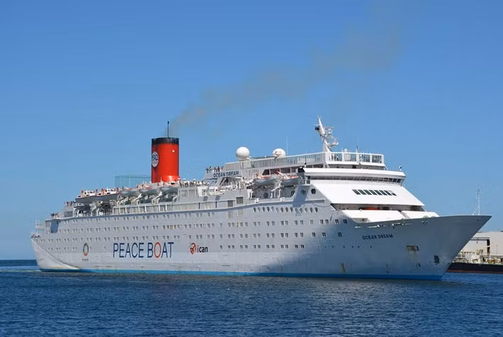 Peace Boat (tàu Hòa Bình) bao gồm 11 tầng, với sức chứa hơn 1.000 du khách.