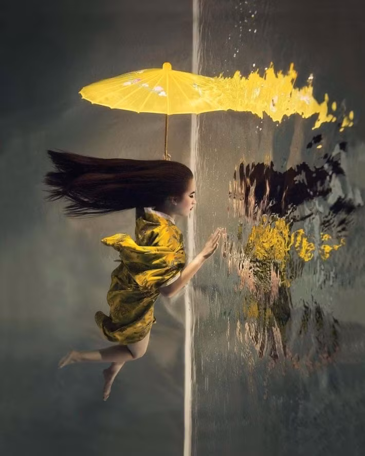 Người giành giải thứ hai trong hạng mục ảnh ý niệm là Lucie Drlikova. Cô chụp hình một người phụ nữ dưới nước làm người xem liên tưởng tới cảnh trong một bộ phim khoa học viễn tưởng. Giải nhì hạng mục ảnh góc rộng thuộc về Karen Smith – nhiếp ảnh gia cũng mang lại một góc nhìn siêu thực về những người thợ lặn tự do ở một hang động dưới nước tại Tulum, Mexico.