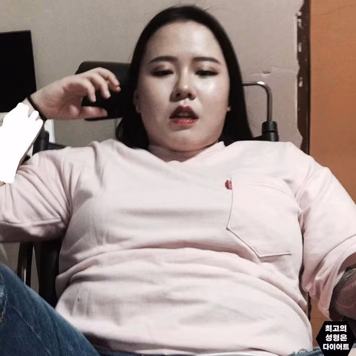 Cô gái Hàn Quốc có chiều cao chỉ 158cm nhưng nặng tới 84kg. Với thân hình này, chắc chắn cô không thể gây được thiện cảm với nhiều anh chàng. Tuy nhiên, một ngày, cô quyết định không muốn sống trong thân hình "phì nhiêu" nữa và thay đổi lối sống lành mạnh hơn. Cô bắt đầu tập thể dục và ăn uống kiêng khem. Những bữa ăn của cô chủ yếu là rau, hoa quả và trứng. Nhờ vậy, cô nàng vẫn có thể đảm bảo dưỡng chất cho cơ thể dù đang giảm cân.