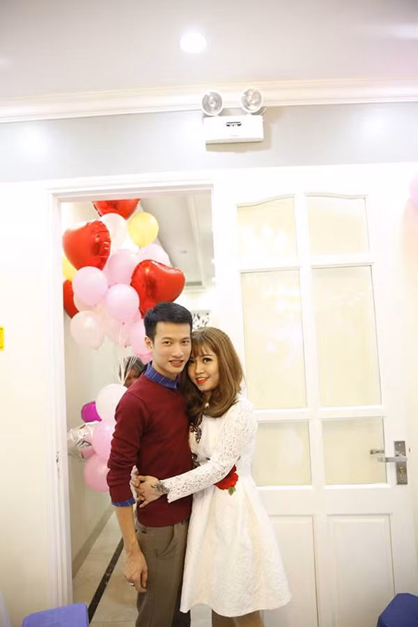 ... và tình yêu của cô cũng luôn ở bên, chăm sóc cô trong suốt buổi tiệc.