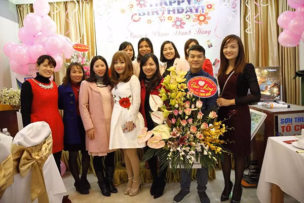 Tập thể giáo viên trường THCS Đông Dư (Gia Lâm, HN) cũng dành thời gian đến chung vui với cô.
