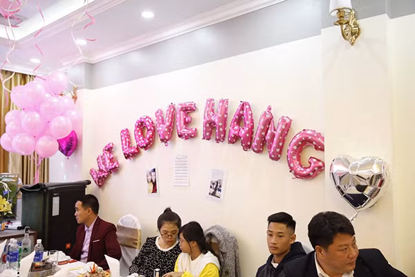 Một người thân của Thanh Hằng chia sẻ, buổi tiệc được tổ chức tại một nhà hàng nhỏ ngay tại Trâu Quỳ, Gia Lâm (gần nhà của Thanh Hằng). Không chỉ có người thân trong gia đình, rất nhiều bạn bè, đồng nghiệp thân thiết cũng đã đến chung vui cùng với cô. Hầu như tất cả mọi người đều gửi đến cô lời chúc sức khỏe – điều mà Thanh Hằng cần nhất ở thời điểm hiện tại.