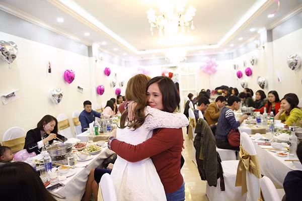 Những cái ôm ấm áp cùng lời chúc mừng sức khỏe bạn bè dành tặng cho cô gái không may mắn.