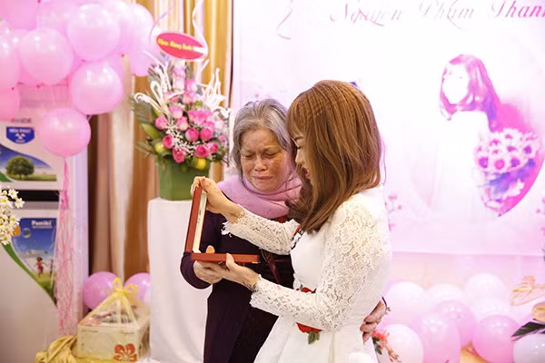 Món quà của cô là sợi dây chuyền hình mặt trăng với lời nhắn: Dù có chuyện gì xảy ra thì cô luôn luôn ở bên cạnh bà.