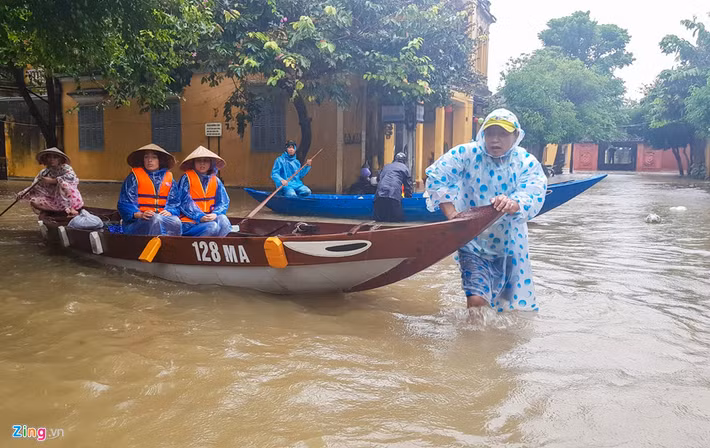 Anh Phạm Đắc Huy, nam nhân viên khách sạn Vĩnh Hưng, cho biết do nước lên cao để đảm bảo an toàn, khách sạn đã đưa du khách đến nơi an toàn, cũng như tìm do mọi người một khách sạn khác để họ có thể tiếp tục ở lại Hội An tham quan.
