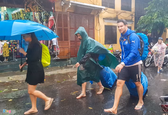 Trong khi đó, nhận thấy nước dâng cao để đảm bảo an toàn đã có nhiều du khách đã chuyển địa điểm lưu trú.