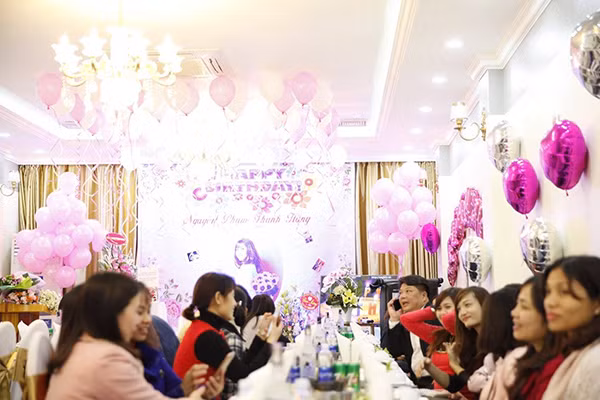 Bữa tiệc sinh nhật chào đón tuổi mới của cô giáo Nguyễn Phạm Thanh Hằng.