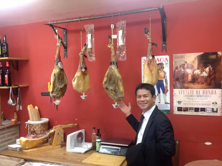 Đùi lợn đen Iberico muối thường nặng từ 8 - 10kg, loại rẻ nhất 8,5 triệu đồng, loại thượng hạng gần 25 triệu đồng. Ảnh: Catamcahoi.