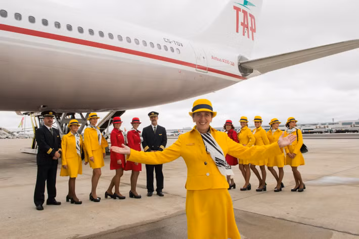 Trong ấn phẩm ra mắt tháng 1/2018, tạp chí uy tín của Anh - Monocle - bình chọn danh hiệu hãng hàng không sở hữu đội ngũ phi hành đoàn đẹp trai nhất thế giới cho hãng hàng không TAP (Transportes Aéreos Portugueses).