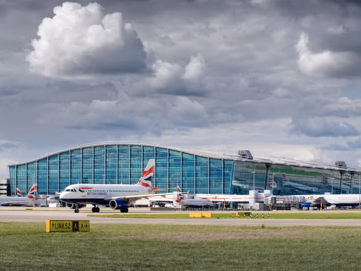 Sân bay quốc tế London Heathrow (78 triệu lượt khách) là sân bay nhộn nhịp nhất Vương quốc Anh, lớn nhất châu Âu.