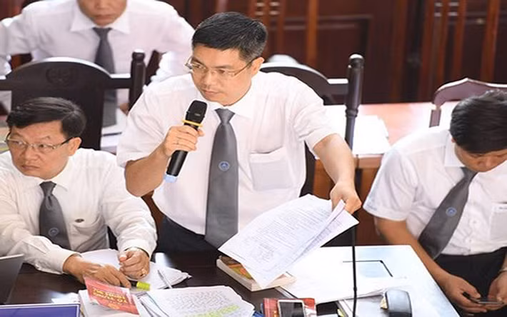 Cũng trong phiên tòa sáng 29/5, luật sư Nguyễn Tiến Thủy (bào chữa cho bị cáo Trần Văn Sơn - cán bộ phòng vật tư - BVĐK tỉnh Hòa Bình) đưa ra bản hợp đồng lao động giữa bị cáo Sơn và Bệnh viện Hòa Bình nhưng không được xác nhận. Nếu vấn đề này được làm sáng tỏ sẽ liên quan chặt chẽ đến bản án mà VKS đề nghị đối với bị cáo Sơn, và HĐXX có cơ sở đánh giá trách nhiệm của những người liên quan đến việc phân công nhiệm vụ, sử dụng lao động. (Trong ảnh: Luật sư Thủy đang trình bày tại tòa).