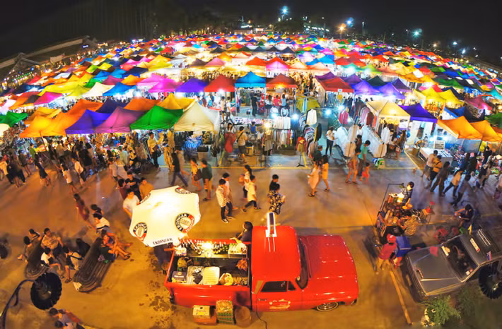 Chợ được xem là “thiên đường” của những người ưa các món đồ phong cách vintage, retro, đồ đã qua sử dụng và thậm chí đồ quý, hiếm. Ảnh: Fiditour.
