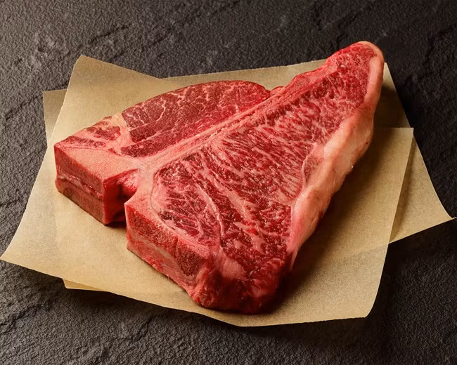 Wagyu có mức giá đắt như vậy là do loại thịt bò này được nuôi chỉ để đạt được mục tiêu duy nhất: Có hương vị vượt trội. Ảnh: Japan Centre.