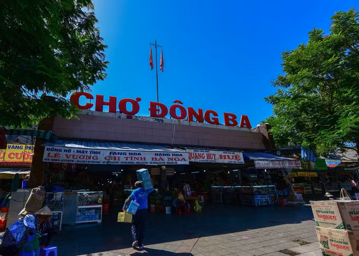 Được xây dựng từ thời vua Đồng Khánh (năm 1899), chợ Đông Ba từ lâu đã trở thành điểm du lịch văn hoá của cố đô Huế. Ảnh: Zing.