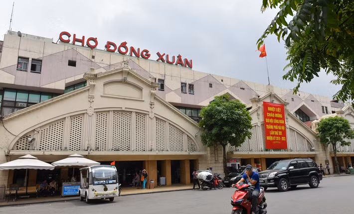 Đồng Xuân là một trong những khu chợ cổ lớn nhất tại Hà Nội, nằm trong khu phố cổ Hà Nội. Chợ có lịch sử tồn tại hàng trăm năm từ thời phong kiến nhà Nguyễn. Ảnh: Zing.