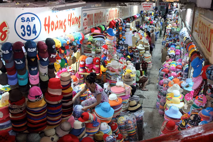 Chợ Bình Tây là chợ đầu mối bán sỉ lớn của nhiều ngành hàng, đặc biệt là thời trang và hàng gia dụng. Nhiều mặt hàng từ đây được bán sỉ sang thị trường Campuchia và các nước. Ảnh: Zing.