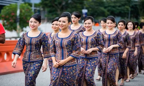 Sau một năm, các Singapore Girl mới được đi học thêm về cung cách phục vụ ở hạng thương gia.