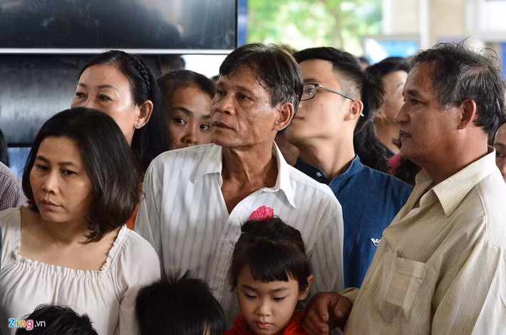 Đứng chờ lâu, thời tiết khá nóng bức, nhiều người toát mồ hôi.