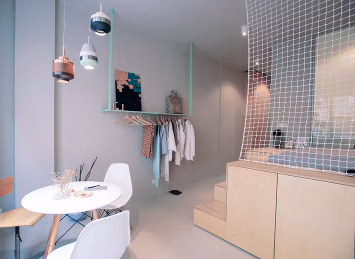 Kiến trúc sư cũng loại bỏ những vách tường ngột ngạt giữa các khu vực phòng ngủ, bếp và bàn ăn để tạo không gian thoáng đãng.
