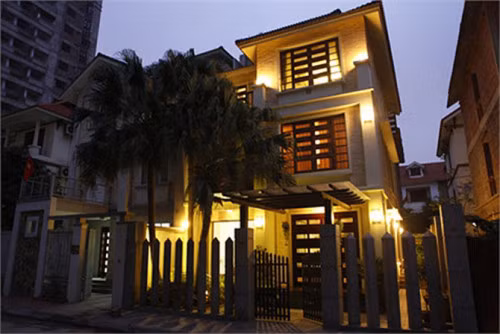 Tại Hà Nội, ca sĩ Hồ Quỳnh Hương sở hữu ngôi nhà 3 tầng có khu vườn xanh mướt bao quanh. Ảnh: Doisongphapluat.
