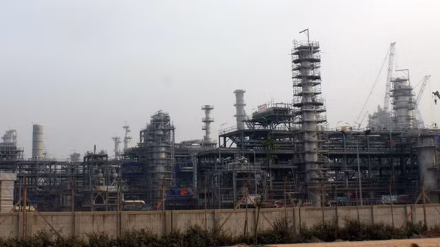 Dầu thô nhiên liệu sẽ được cung cấp trực tiếp từ Kuwait bằng các tàu chở dầu siêu lớn. Ảnh: Tuổi trẻ.