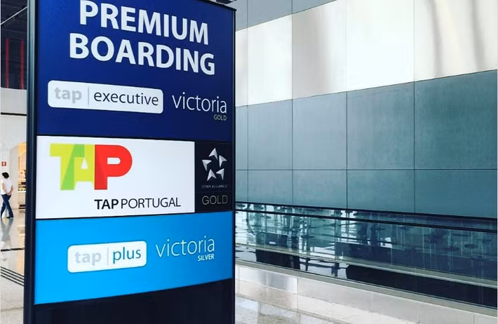 Với giá vé Executive hoặc Top Executive, khách hàng sẽ được tới phòng chờ độc quyền. Tại sân bay Humberto Delgado (Lisbon), phòng chờ rộng tới 850 m2 có khu nghỉ ngơi, phòng tắm, quầy bar và khu vực dành cho trẻ em.