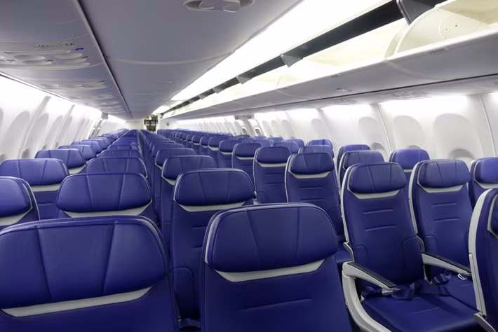 Bên trong Boeing 737 MAX 8 được thiết kế từ 162 đến 200 chỗ ngồi. Ảnh: Thepointsguy.