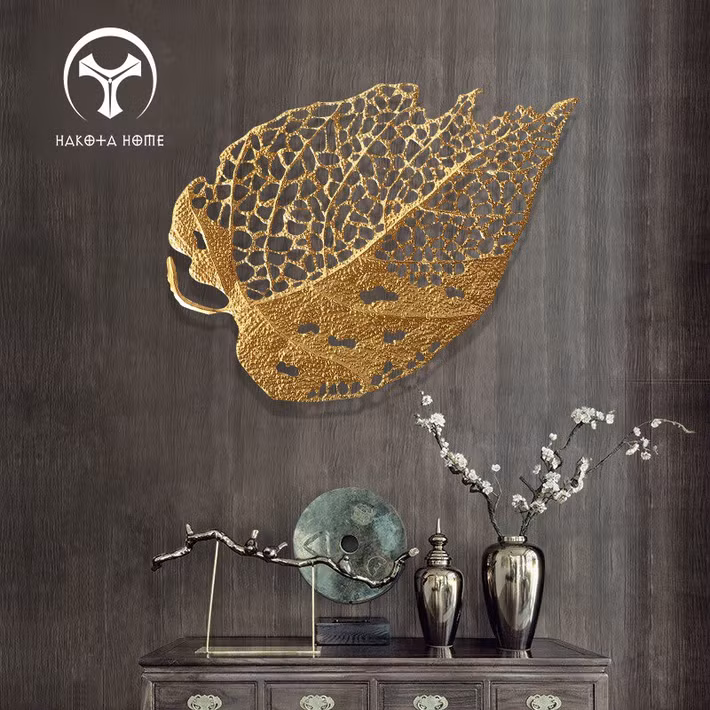 Những lá đạt yêu cầu sẽ được chuyển sang nhúng kim loại để cứng hóa toàn bộ chiếc lá. Ảnh: FB Hakota Home.