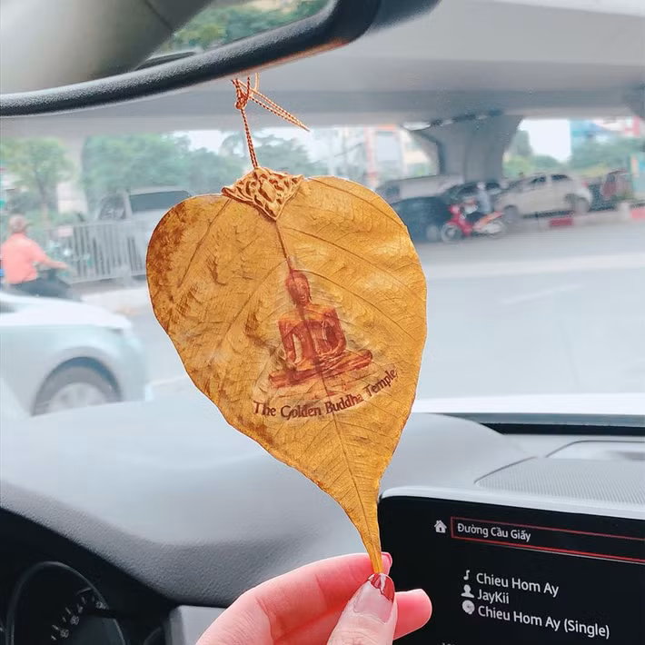 Không ít khách hàng còn treo lá bồ đề trong xe ô tô như một vật phong thủy may mắn. Ảnh: Ly Trang Đặng.
